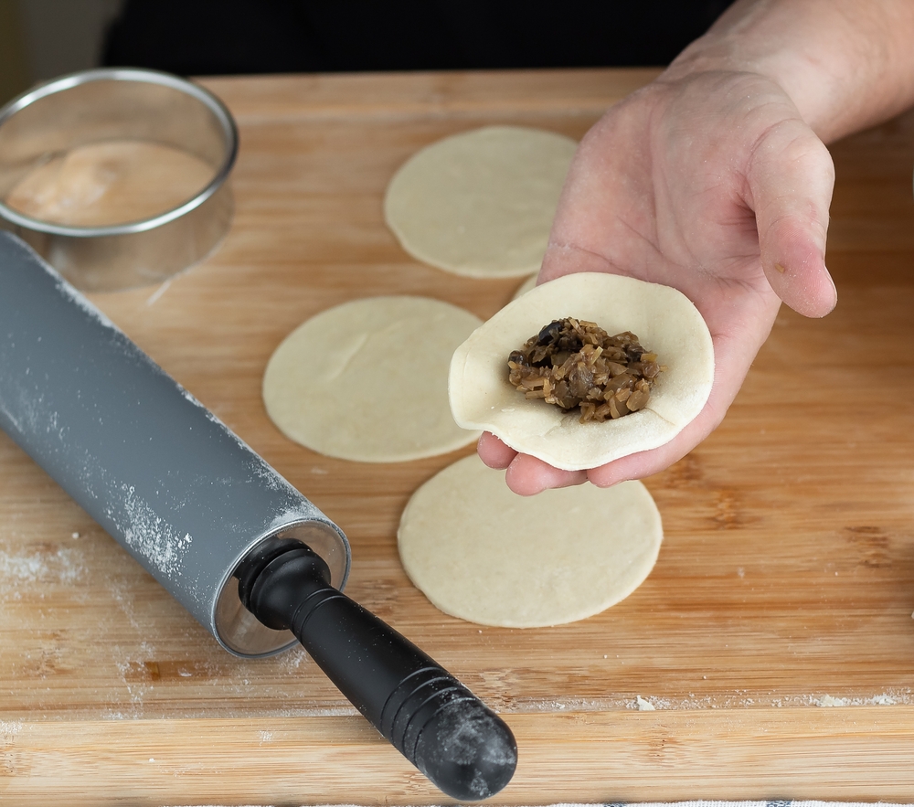 rozwałkowane ciasto na pierogi
