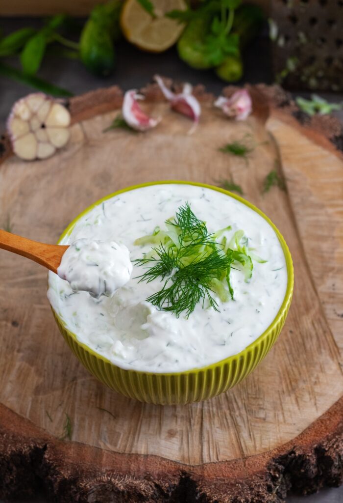 gęsty sos tzatziki z ogórkami koperkiem