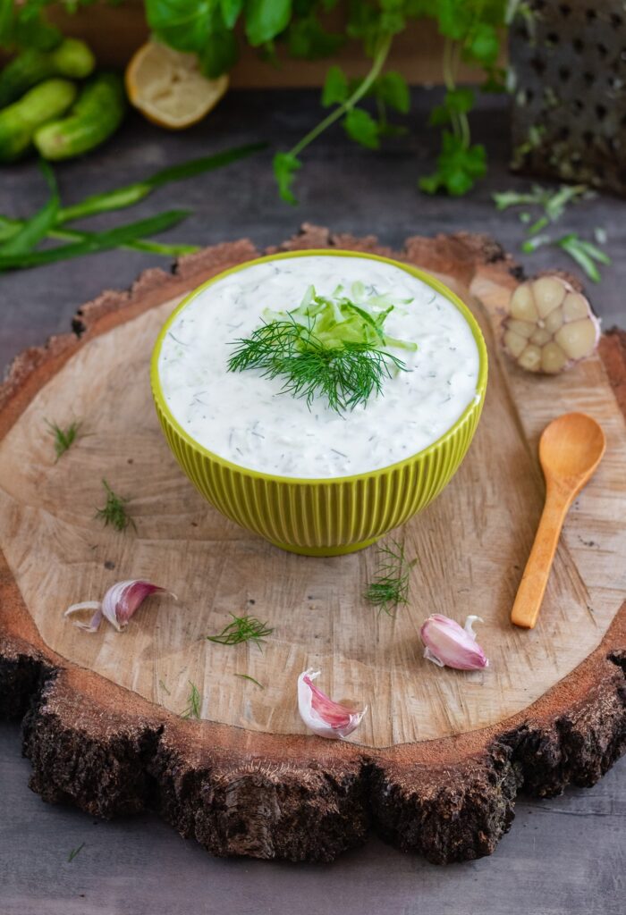 w miseczce pyszny sos tzatziki