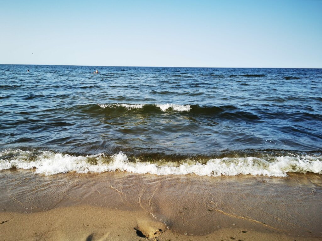 fale na plaży